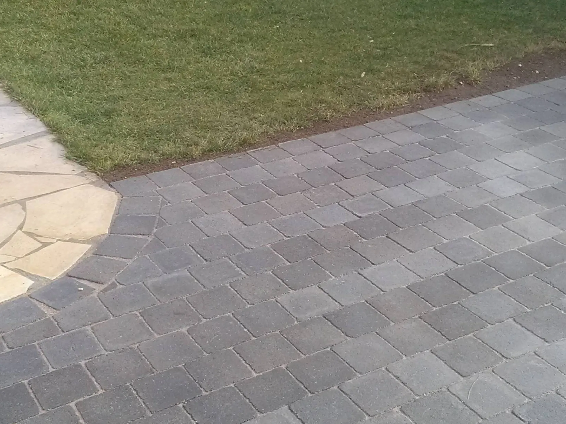 Pose de pavés sur sable autour d'une terrasse et d'un gazon proche de Velaux Pose de pavés sur sable autour d'une terrasse et d'un gazon proche de Velaux