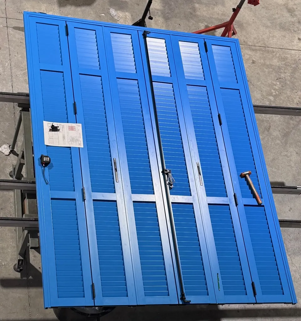 Fabrication de volets battants sur mesure en aluminium persiennés 6 vantaux NEAUNA RAL 5012, réalisée pour un professionnel à Nice.