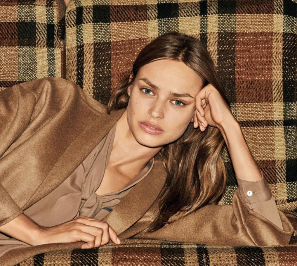 La Maison Fabiana Filippi crée des vêtements pour les femmes classiques, élégantes et raffinées.