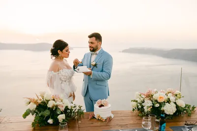Une terrasse avec vue imprenable sur la Caldera pour votre cérémonie et dîner de mariage avec notre wedding planner à Santorin