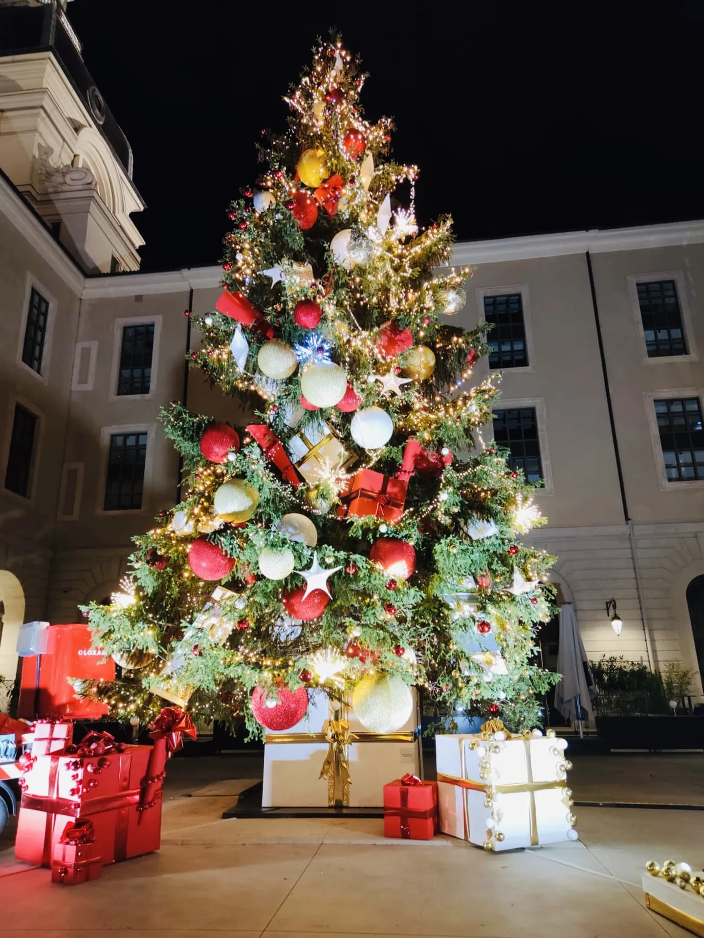Réalisation d'un sapin de Noël grande hauteur décoré avec faux cadeaux pour habiller le patio de l'Hôtel-Dieu quartier Bellecour à Lyon 2