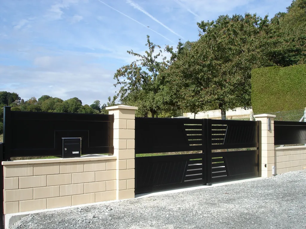 Installation de Clôture aluminium sur muret avec Portails motorisés et Portillon en aluminium à Pont l'Évêque dans le Calvados 14 et ses Alentours