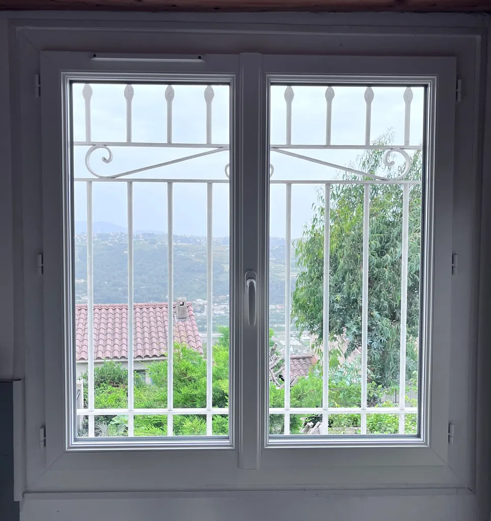 Fenêtre PVC deux vantaux PREMIO PLUS 74 en rénovation à Gattières près de Nice
