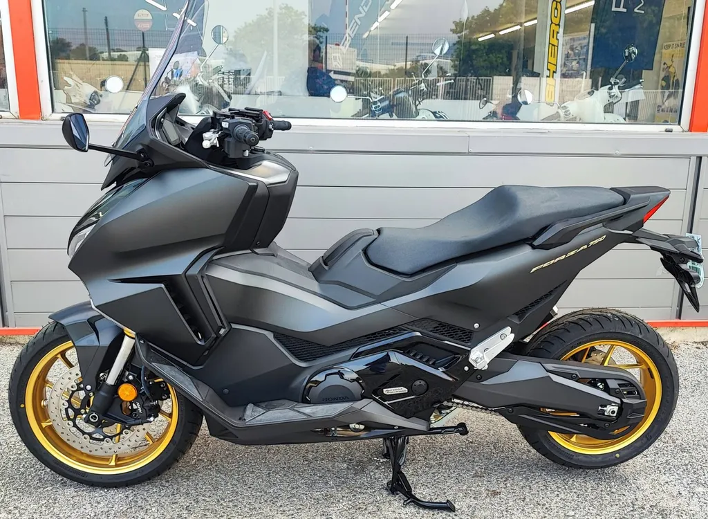 HONDA FORZA 750 DU 05/2025 AVEC 500 KM.