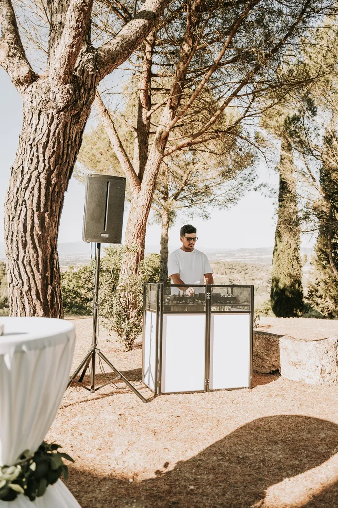 Soirée privée à Toulouse avec ambiance musicale, installation sonore et éclairage pour un moment convivial entre invités.