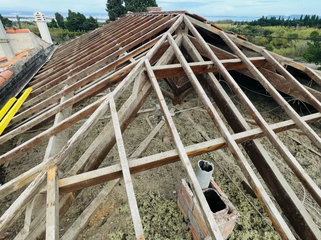 Réalisation des couvreurs de Solutoiture sur une changement de toiture de maison près de Aix en Provence