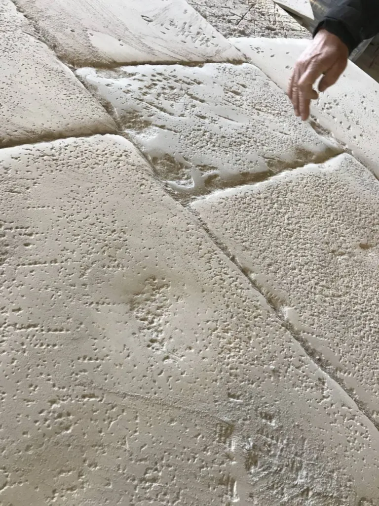 Dallage en pierre vieilli à la main. Pierre de Dordogne