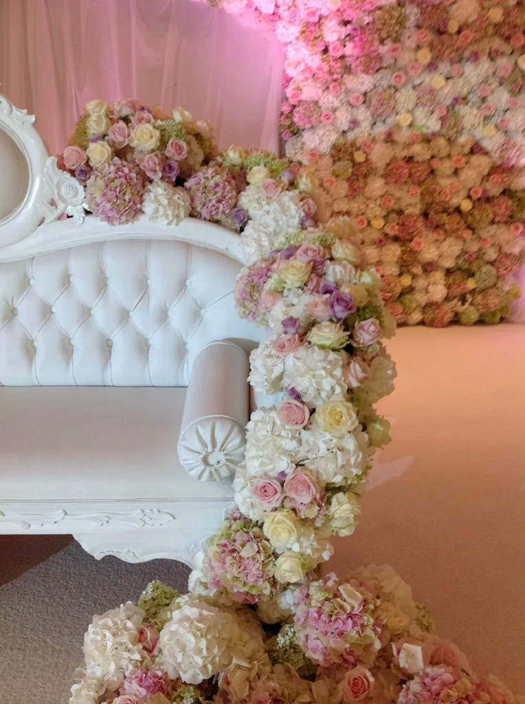 Coulée de fleurs, décoration de roses pour mariage Lyon