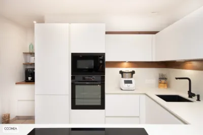 Cuisine ARMONY sans poignée signée COCINEA – Façades Kappa-X White Matt et plan Dekton Zenith