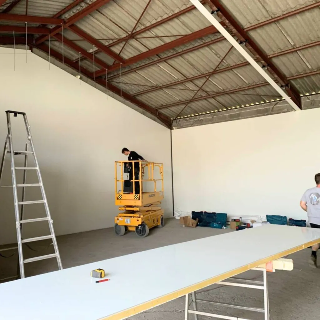 montage de cloisons en panneaux isothermes par l'équipe de poseur AP3M pour la création d'une chambre froide positive pour un producteur de fraise en gironde