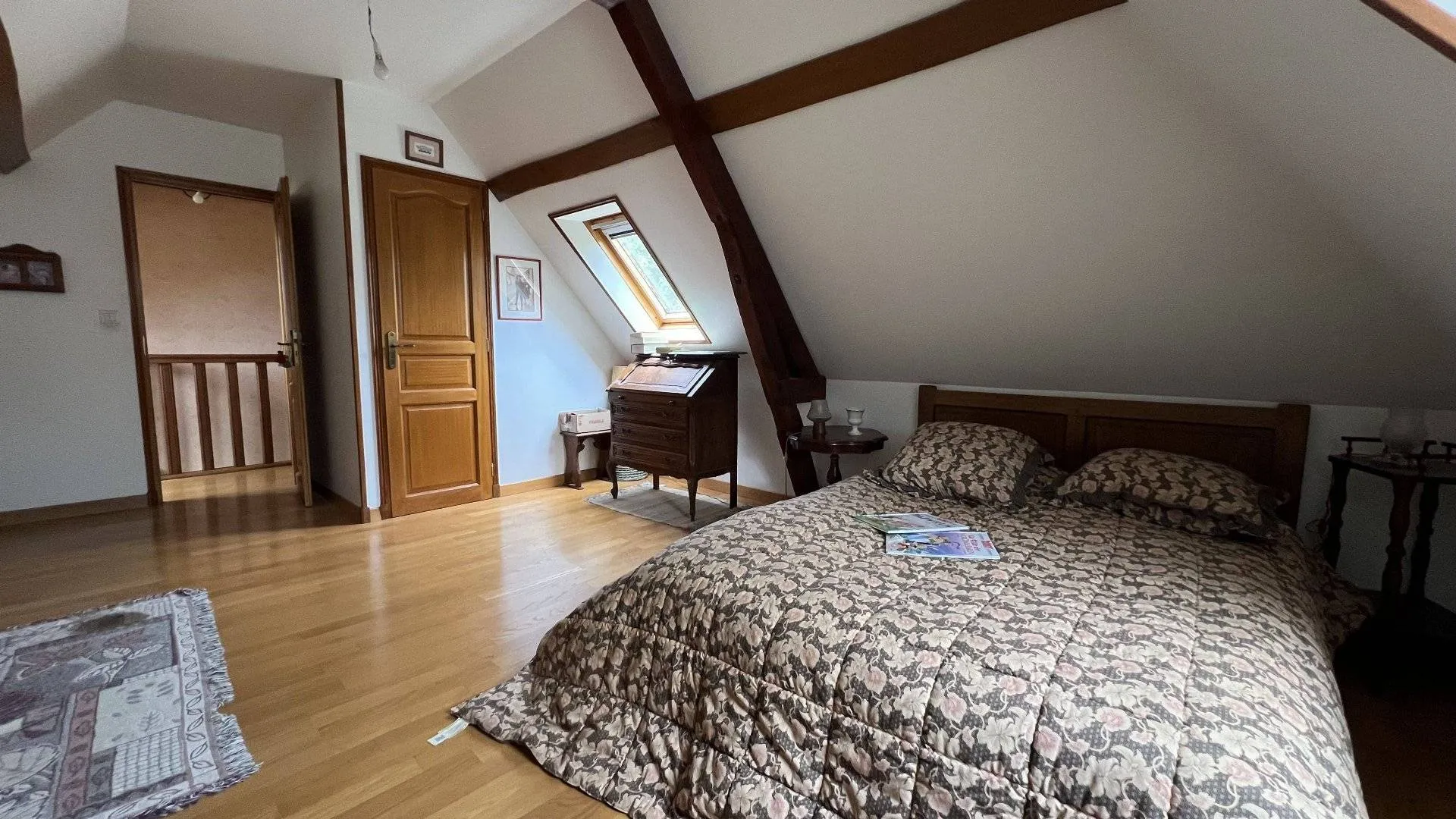 SOUS OFFRE Longère de 303m² avec maison principale 129m², 3 chambres, dépendances et garage, sur terrain arboré 8526m², idéal pour vie au calme à Saint-Riquier-en-Rivière 76440.