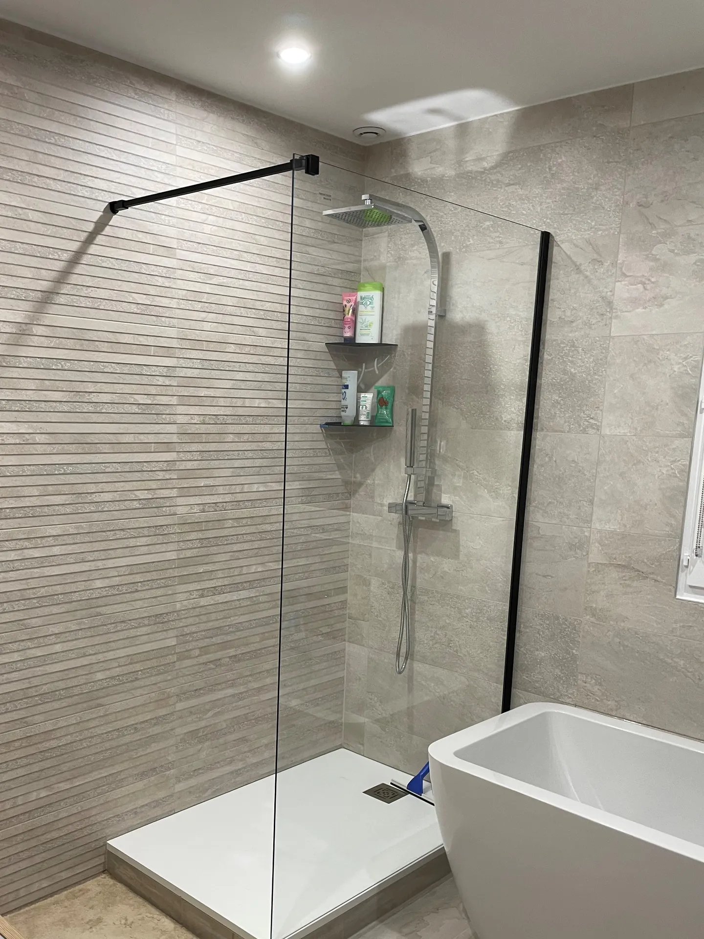 Salle de bain entièrement rénovée après dégât des eaux à Lyon avec carrelage, étanchéité et finitions soignées