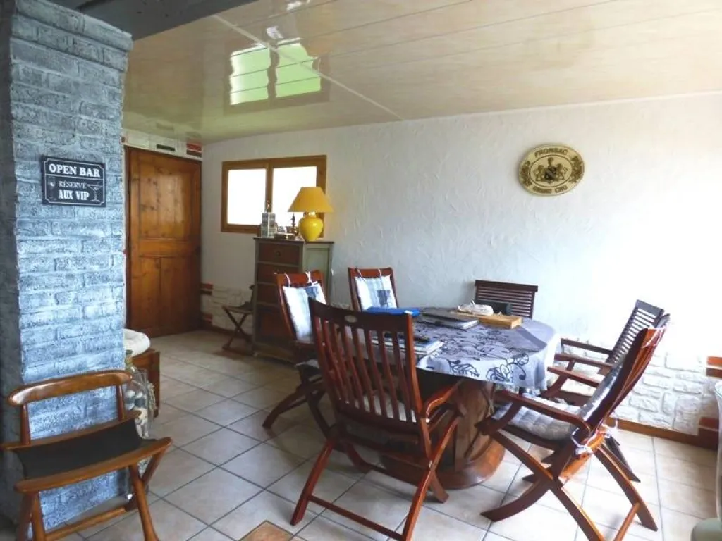 Cette maison vous offre également un terrasse et une BELLE DÉPENDANCE!