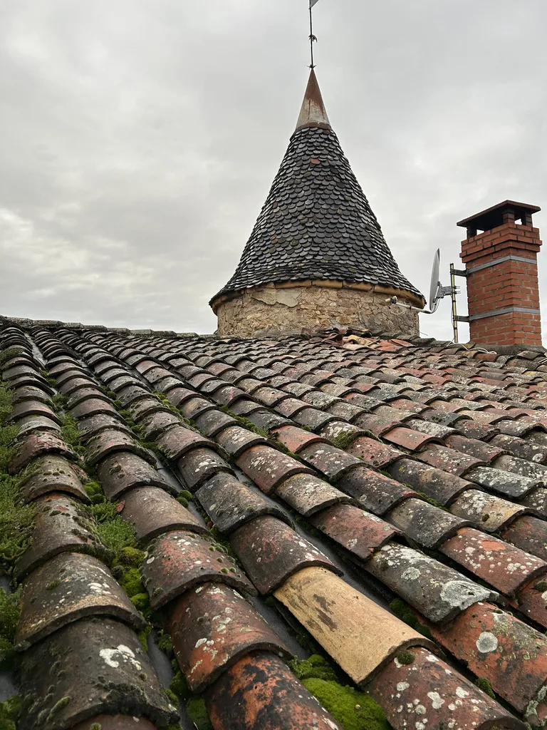 Toiture avant rénovation avec isolation insuffisante et déperditions thermiques importantes