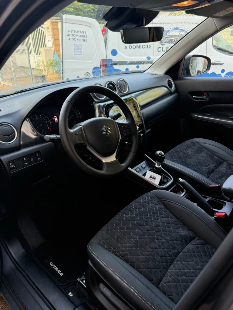 Nettoyage intérieur approfondi et professionnel d’une Suzuki , incluant aspiration, injecteur-extracteur et soin spécifique des matériaux à Saint-Cyprien