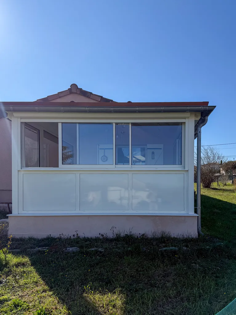 Véranda aluminium sur mesure à toiture isolée pour extension lumineuse et confortable à Rosière en Ardèche