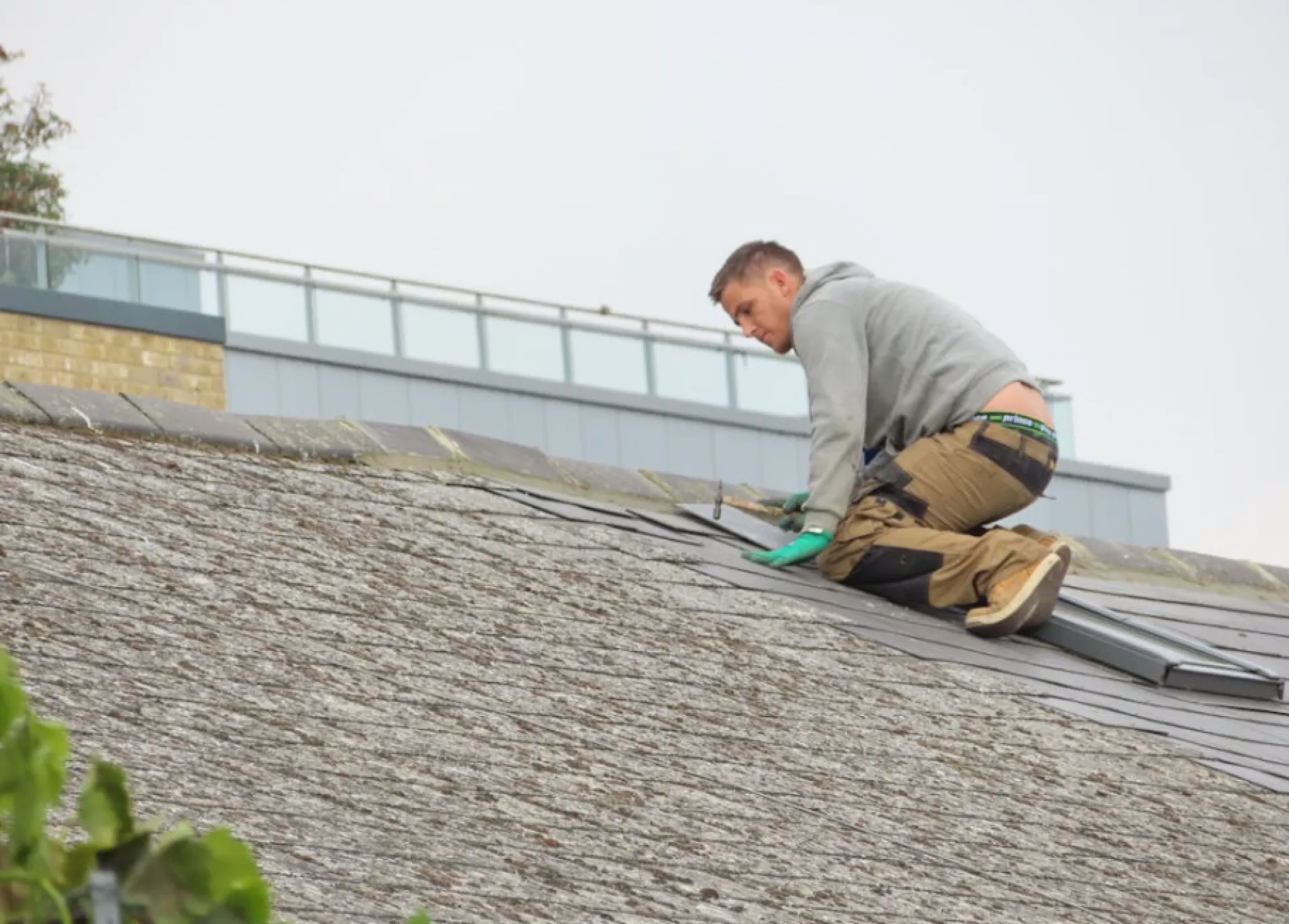 Installation soignée des tuiles pour une étanchéité durable et sécurisée.