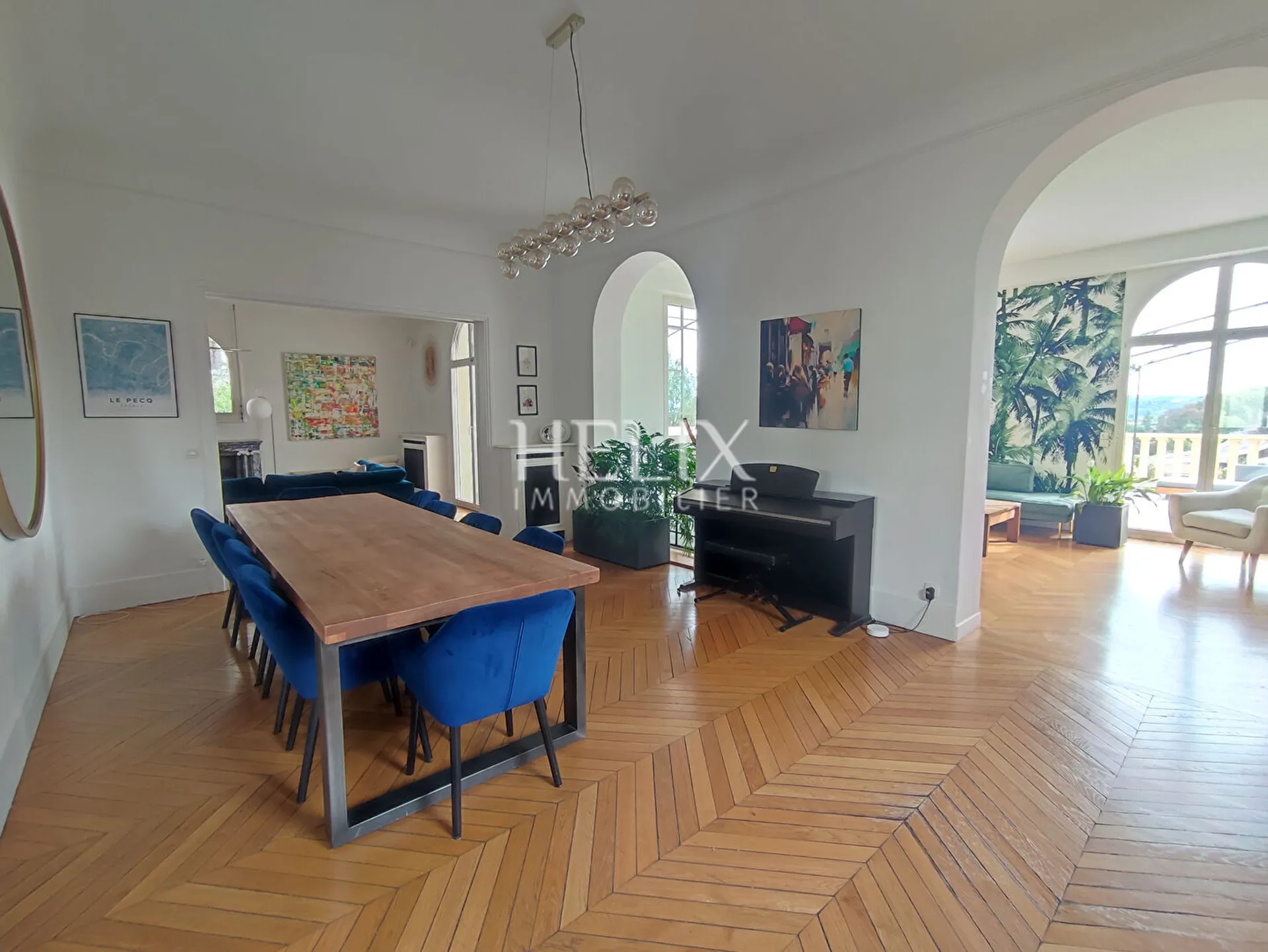 A quelques minutes du centre de Saint Germain en Laye une maison d'exception comprenant 8 chambres, une triple réception, une terrasse avec vue, un espace balneo et un tennis.