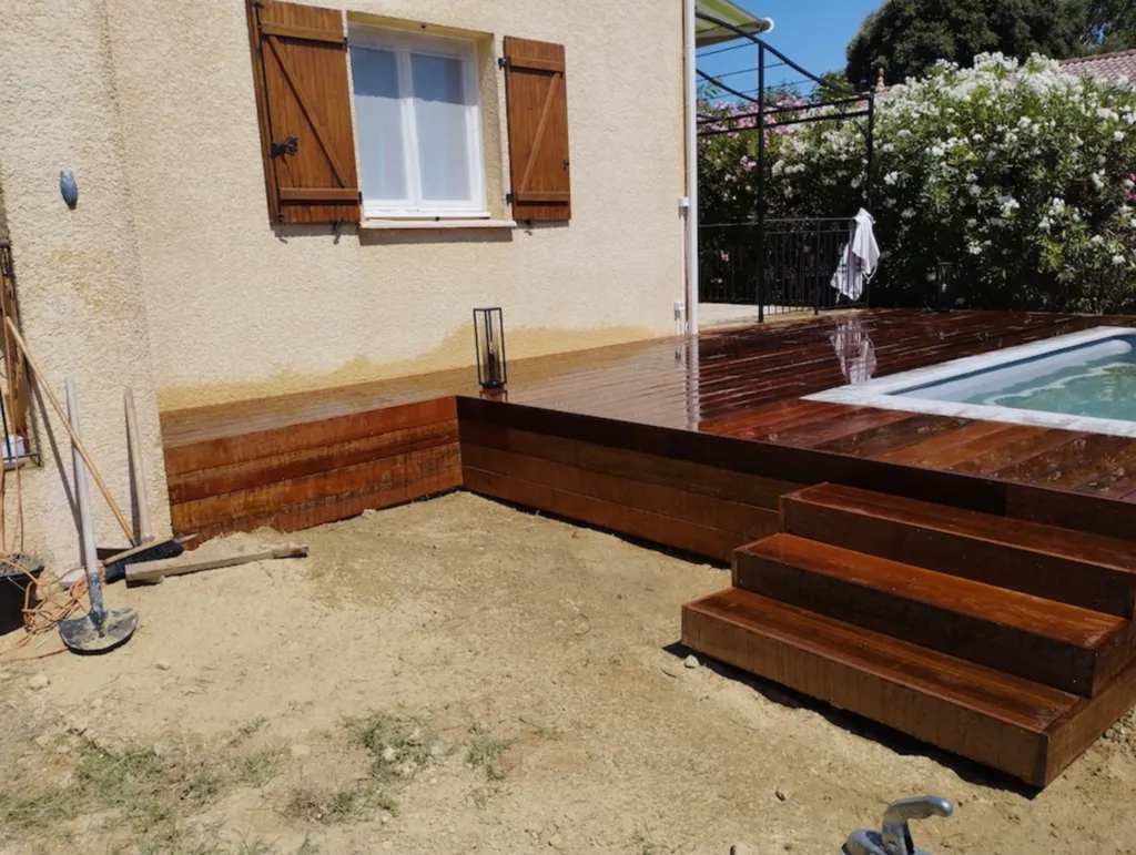 Terrasse en bois exotique Itauba de 50 m² : un aménagement sur mesure alliant élégance et durabilité à Montagnac