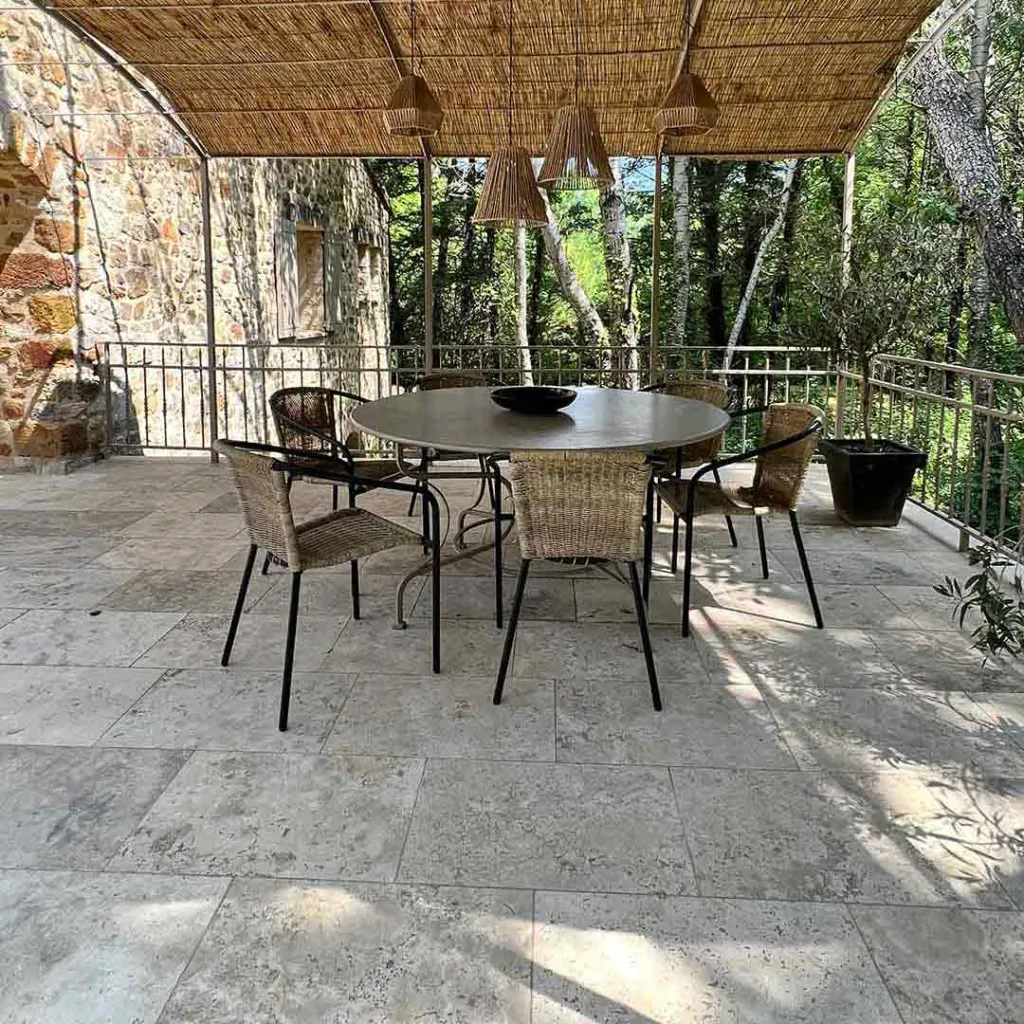 Sublimez vos extérieurs avec du travertin 1er choix en 40x60 cm disponible dans nos magasins spécialisés près de Rouen et Dieppe.