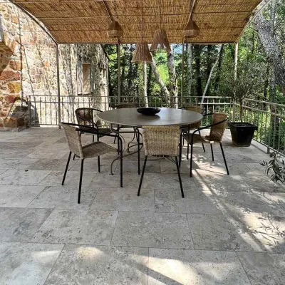 Sublimez vos extérieurs avec du travertin 1er choix en 40x60 cm disponible dans nos magasins spécialisés près de Rouen et Dieppe.