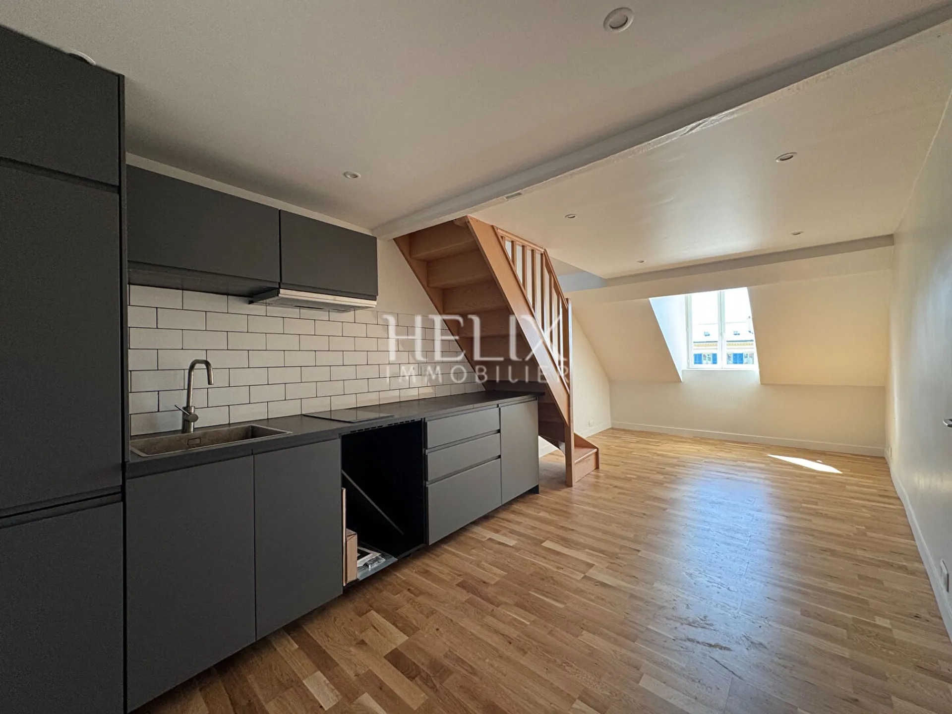 Idéal investisseur , un pied à terre à Saint Germain en Laye, un bel appartement entièrement refait à neuf situé au 4ème et dernier étage d'un immeuble ancien Place du marché, calme et tranquillité.