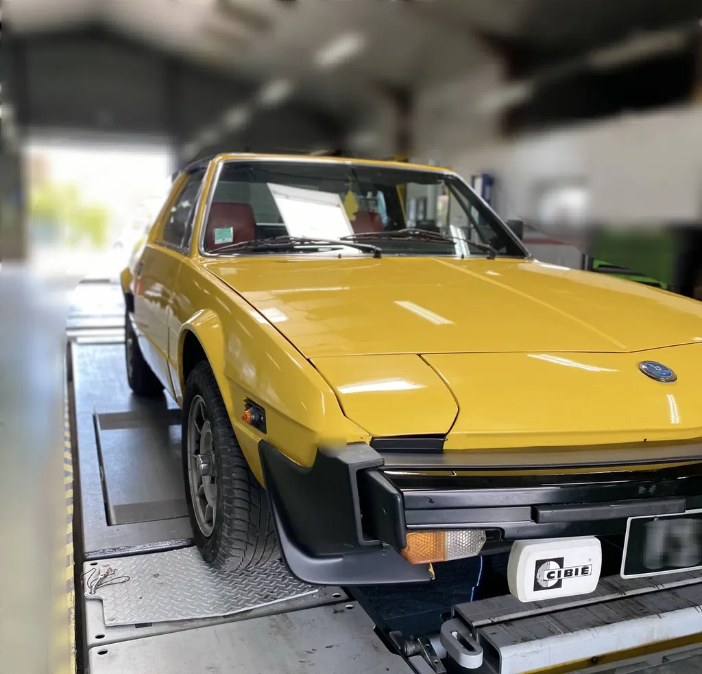 Une Fiat X1/9, véhicule de collection, passe son contrôle technique chez Autosur Martigues près de Fos-sur-Mer