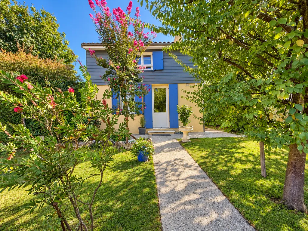 MARTILLAC – Maison en pierre du XIXème siècle – 115 m² – 3 chambres et un bureau – Jardin