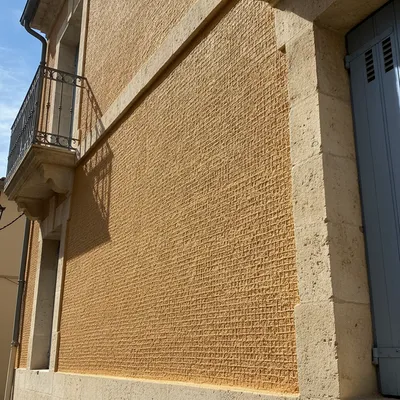Spécialiste du ravalement et rénovation de façade à Nîmes avec pose de trame de renfort fibre de verre et revêtement acrylique épais classé I3 en Gard 30