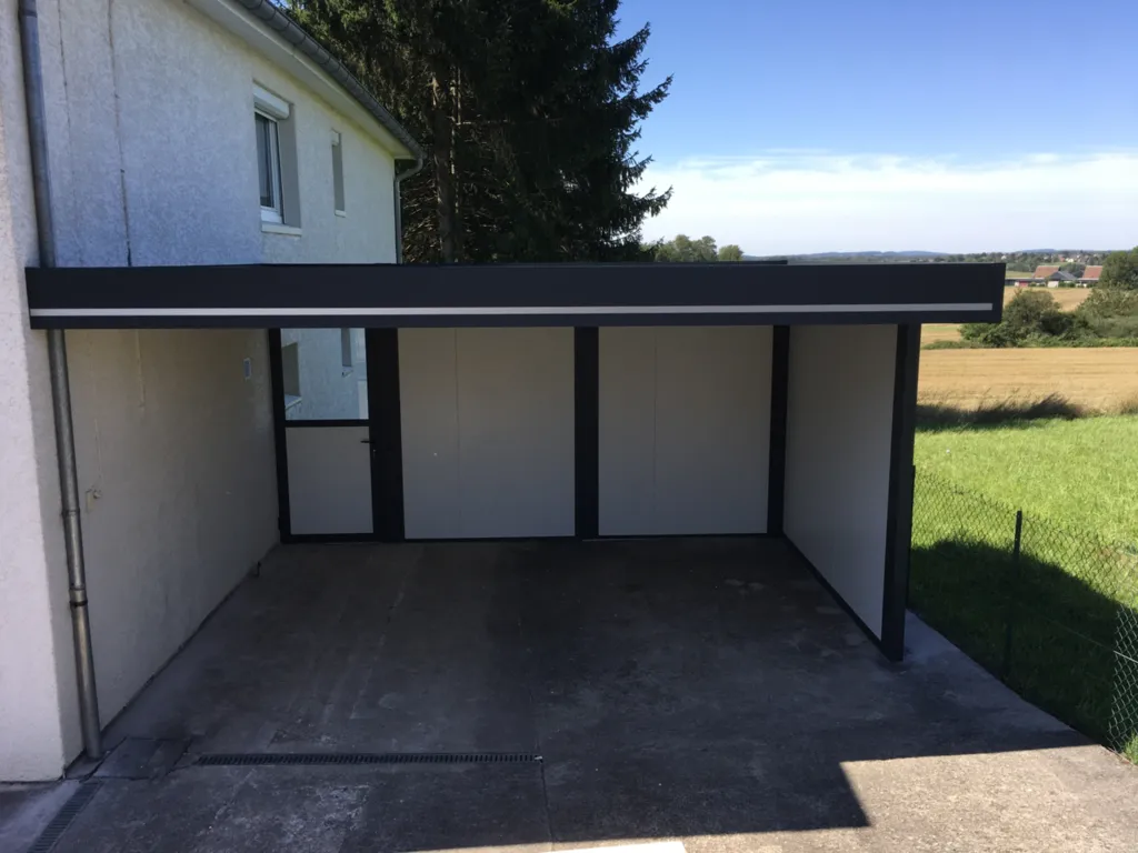 Installation d'un carport en aluminium pour deux voitures de 5.50 m x 5.50 m attenant à la maison à Clairegoutte près de Lure