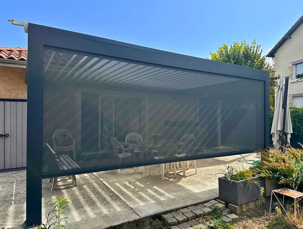 Pose d'une pergola bioclimatique sur mesure en aluminium gris anthracite avec store ZIP motorisé à Oullins-Pierre-Bénite près de Lyon (Rhône)