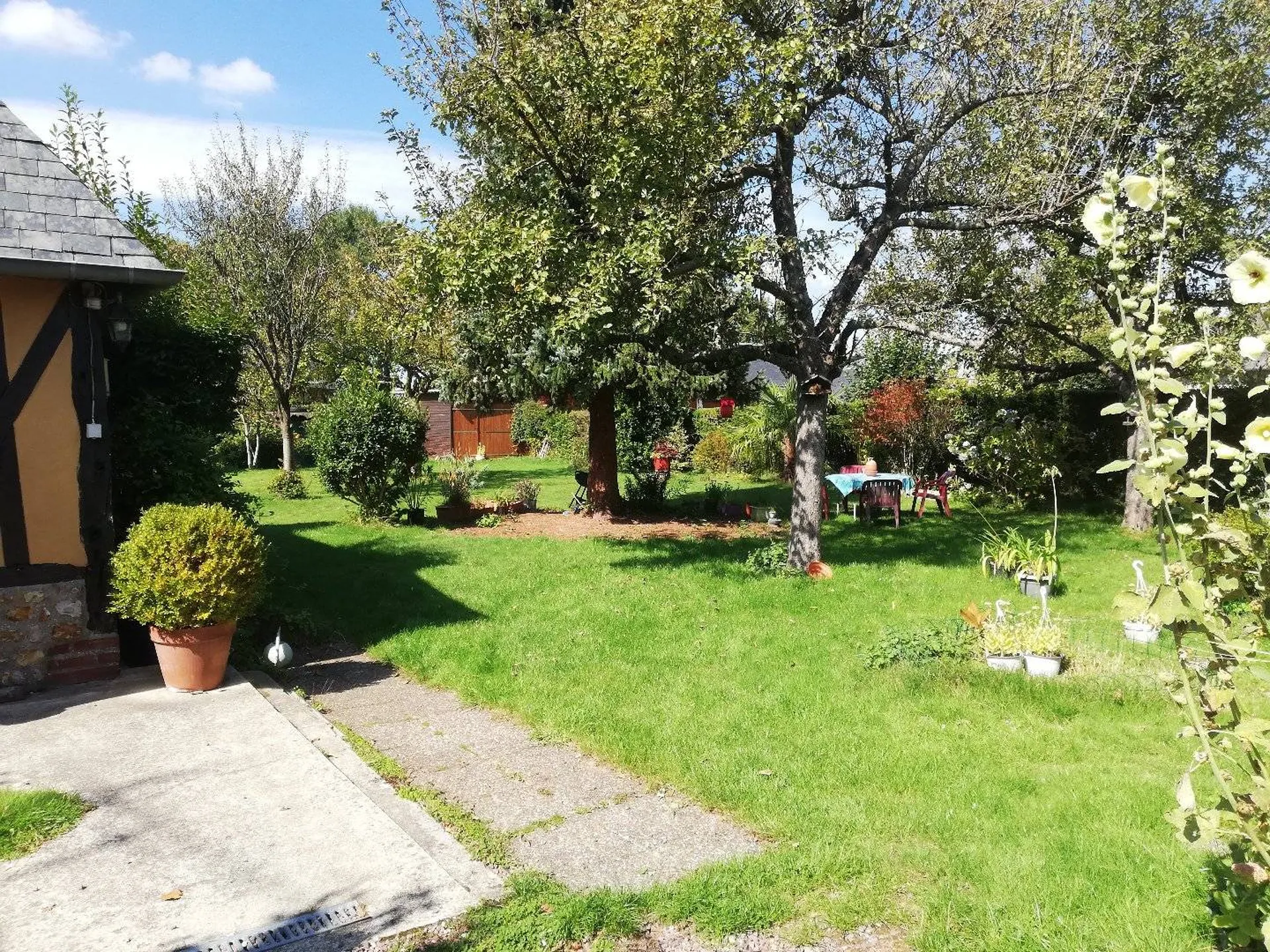 A acquérir, Charmante Maison Normande au cœur d'un village et pourvue d'un beau jardin planté de 895 m², en Normandie.