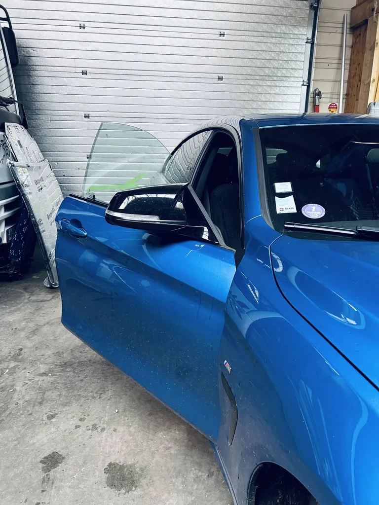 Pose de films solaires à 30% sur les vitres avant d'une BMW