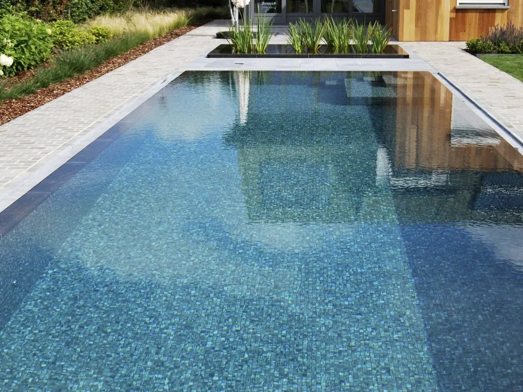 UNE PISCINE MODERNE - MOSAÏQUE TIGRATO