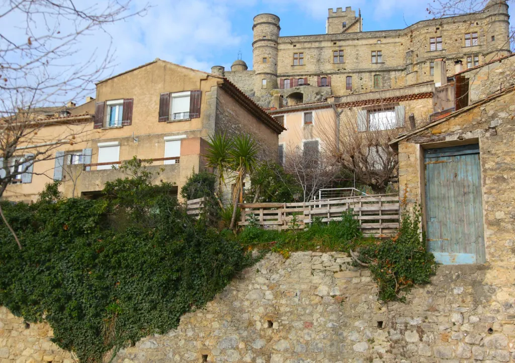 le BARROUX : Immeuble au coeur du village avec vue imprenable sur le mont Ventoux   