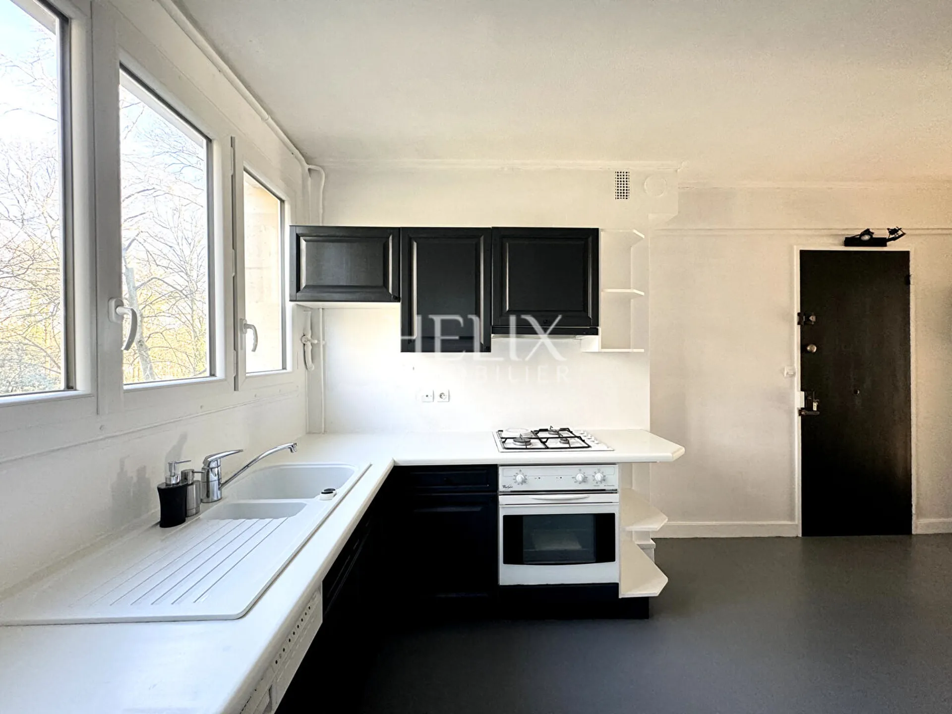 A vendre appartement avec balcon de 87,53 M² à Saint Germain en Laye, il se situe au 1er étage avec ascenseur, une triple exposition, le calme absolu, lumineux et ensoleillé.