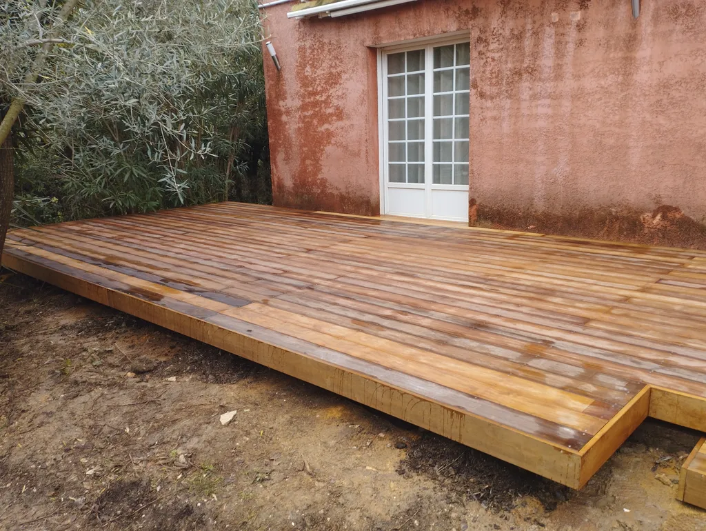 Réalisation d'une terrasse sur dalle béton sur plot PVC en itauba à Gigean à côté du Bassin de Thau
