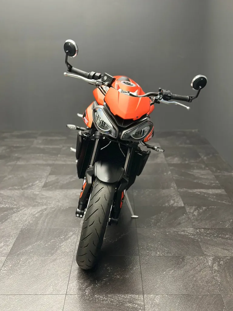 Pose d'une protection céramique sur une Triumph 765 Street Triple R à notre atelier (72)