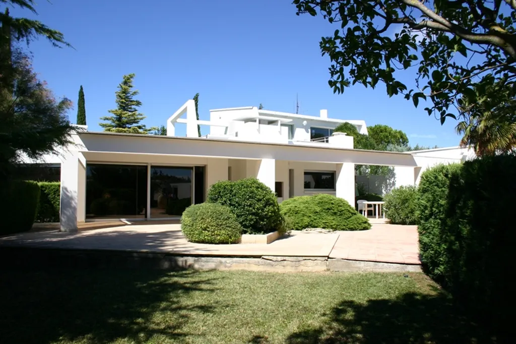 Proche Avignon, maison contemporaine avec piscine et tennis