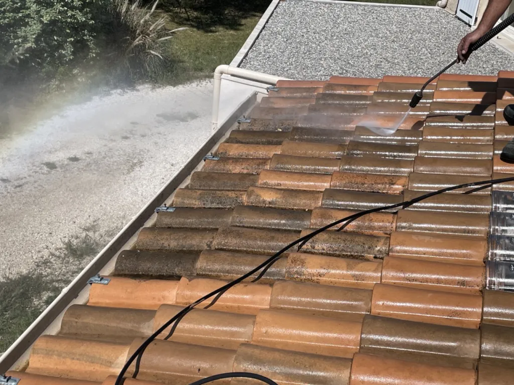 Nettoyage de toiture en tuile mécanique Romane d'une maison individuelle sur Martigues