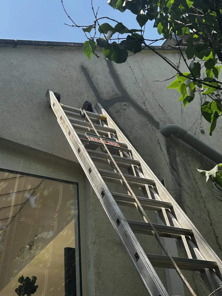 Vue d'ensemble du mur extérieur après traitement et réparation des fissures structurelles, parfaitement stabilisé et prêt pour la reprise finale du crépi de finition.