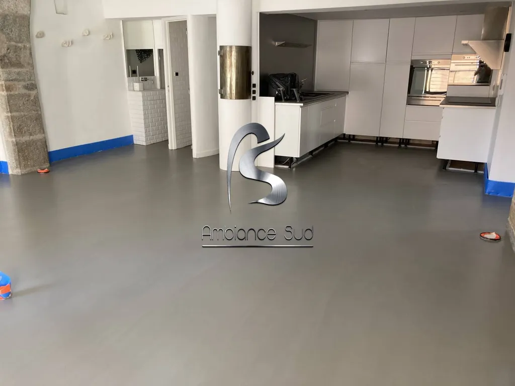 Sol rénové en béton ciré avec une chape mince fibrée teintée grise à Brignoles Var 83