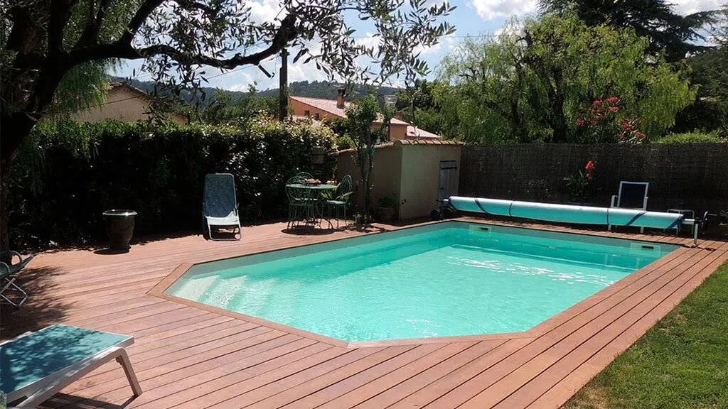 Piscine coque polyester Tanzanite 9 m à La Valette, La Londe-les-Maures et Bormes-les-Mimosas : banquette XXL, fond plat et SAV local réactif.