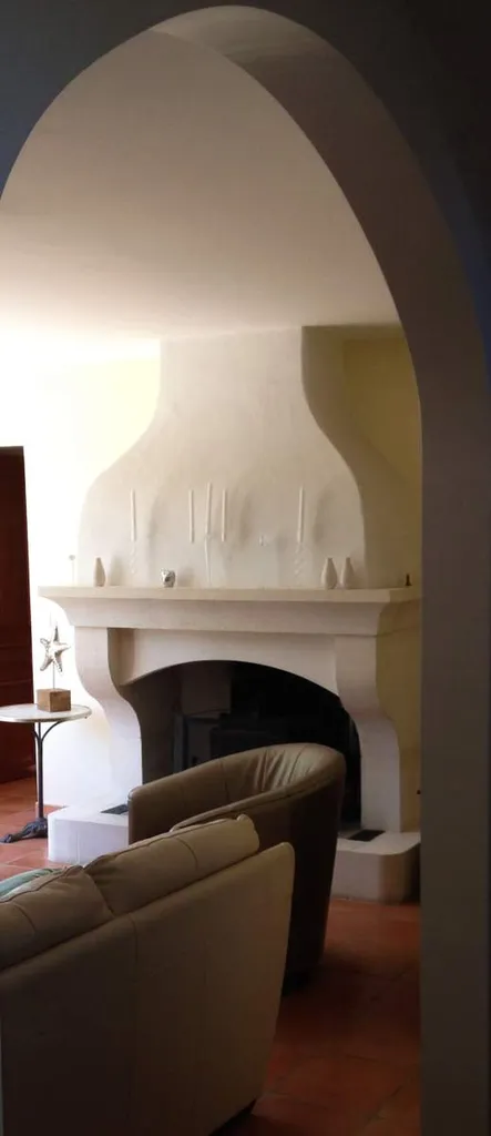 Aménagements intérieurs à proximité de Aix en Provence-Cheminée camarguaise en pierre de Ménerbes