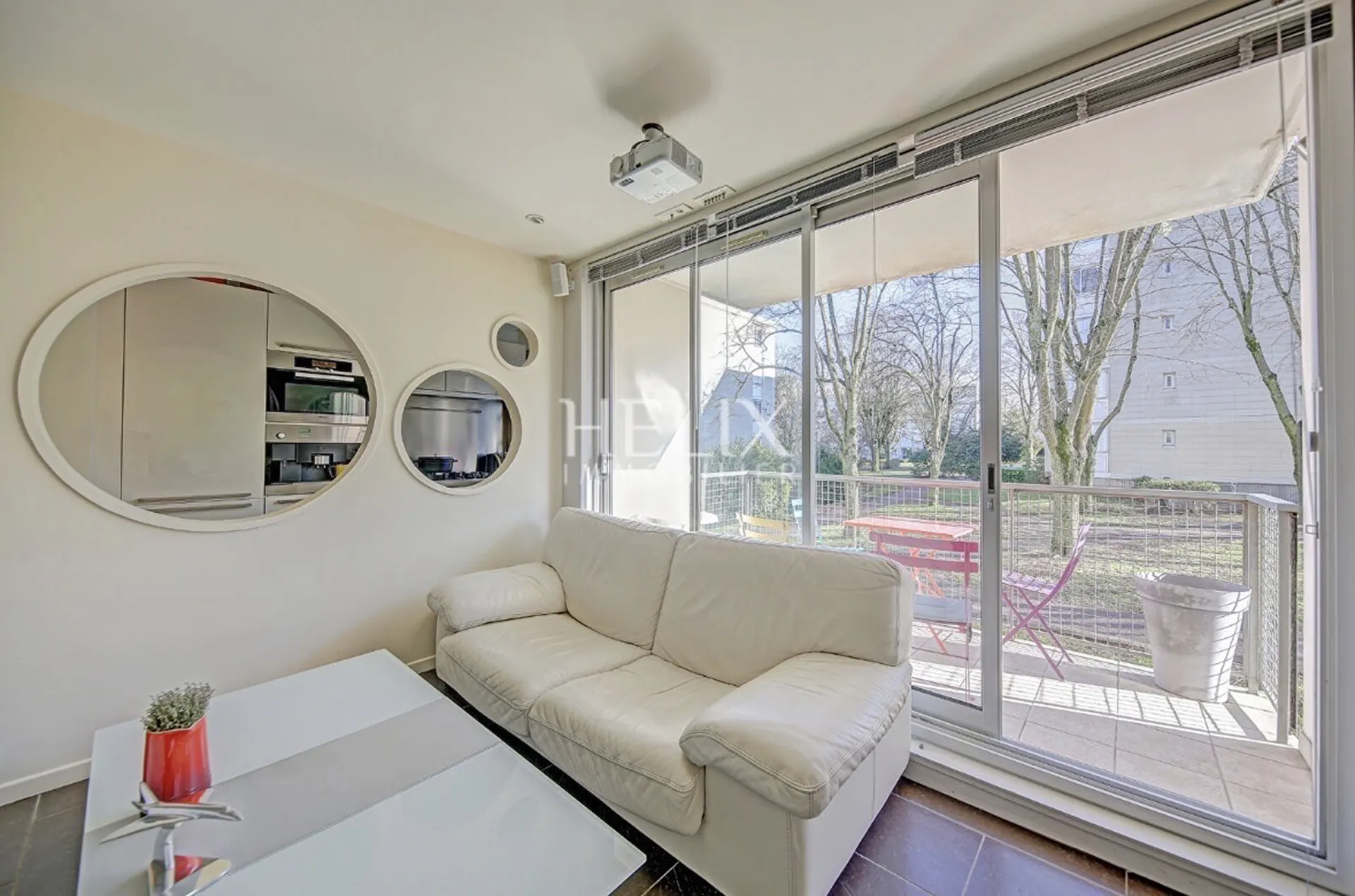 Séjour lumineux ouvert sur l'extérieur, offrant un bel espace de vie convivial 