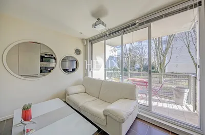 Séjour lumineux ouvert sur l'extérieur, offrant un bel espace de vie convivial 