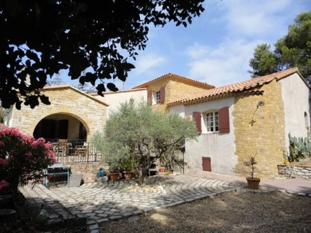 Vente maison Roquefort la Bédoule cadre champêtre sur 2 750m² avec piscine