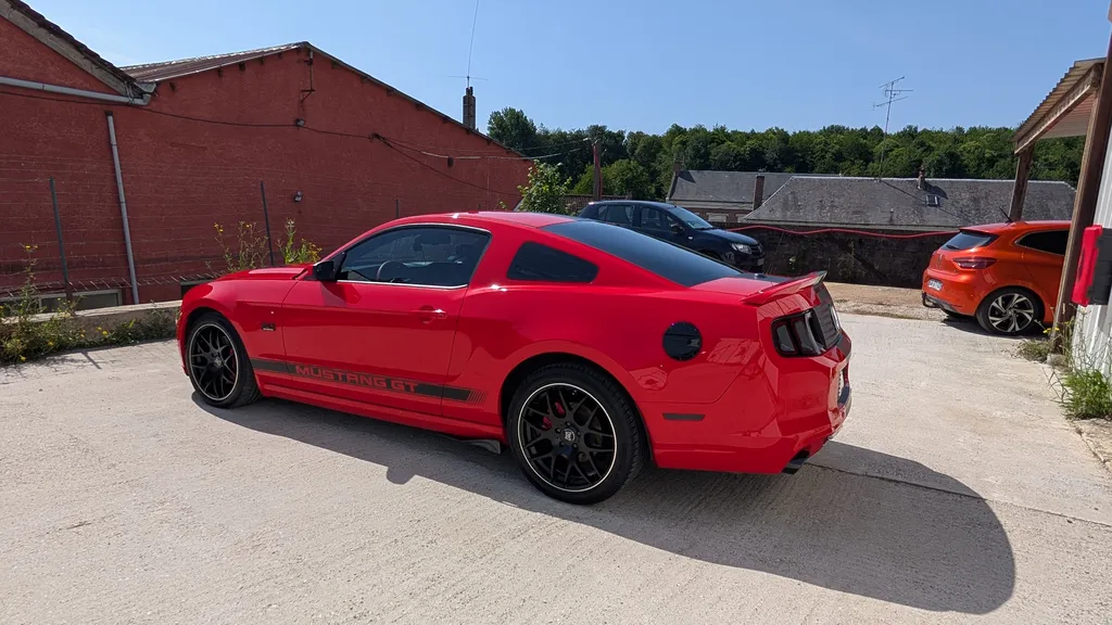 Polissage et lustrage de carrosserie pour une Ford Mustang GT à Domart-en-Ponthieu au cœur de la Somme