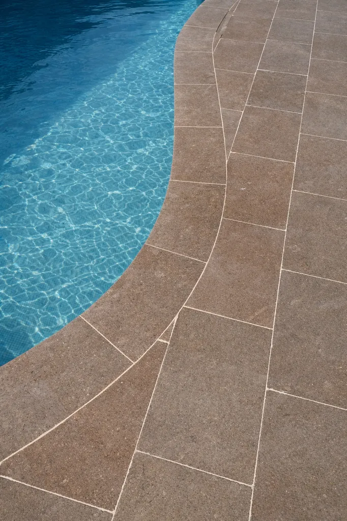 Margelle courbe beige pour piscine