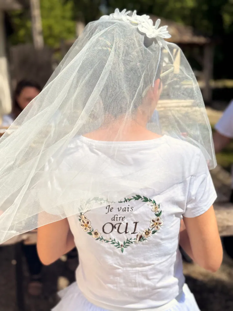 Offrez à votre EVJF une touche unique grâce à la broderie personnalisée. Création  de broderie sur tee-shirt. Passion couture proche de Libourne 